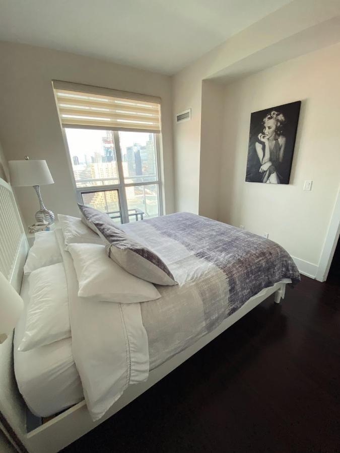 Luxury Condo On Cn Tower Toronto Luaran gambar