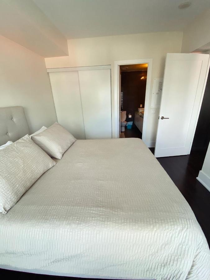 Luxury Condo On Cn Tower Toronto Luaran gambar