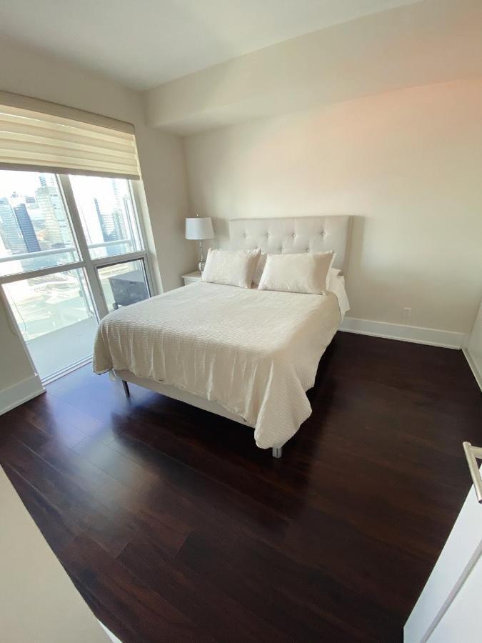 Luxury Condo On Cn Tower Toronto Luaran gambar